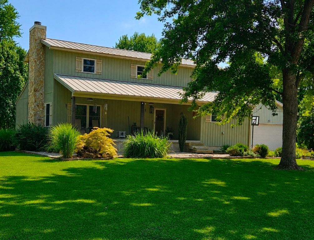 Image 1 of property listing at 8622 N Cherryville Lane, Mt Vernon, IL 62864