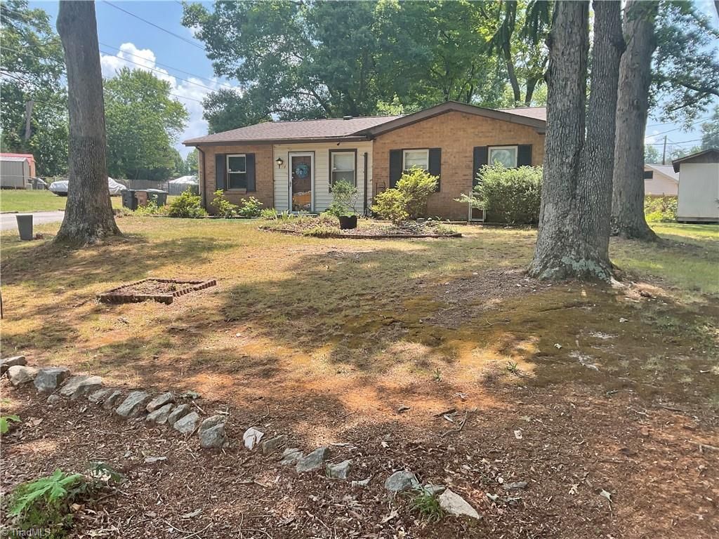 2 Pyracantha Court, Greensboro, NC 27405