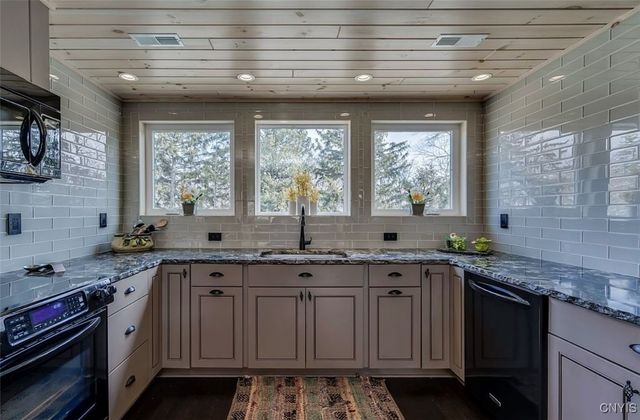 37000 Rock Beach Road West, Cape Vincent, NY 13618