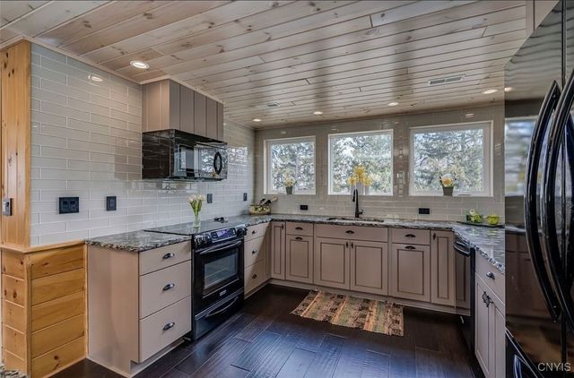 37000 Rock Beach Road West, Cape Vincent, NY 13618