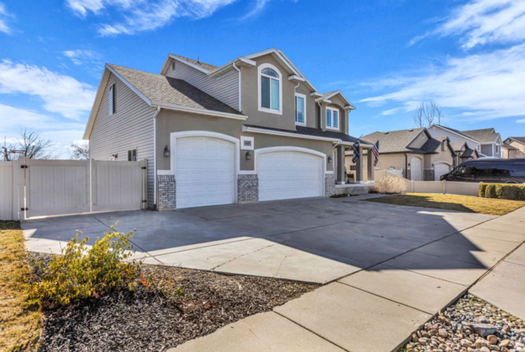 Image 3 of property listing at 1437 W 1200 S, Clearfield, UT 84015