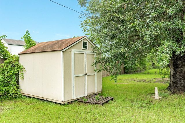 129 La Laja Drive, Angleton, TX 77515