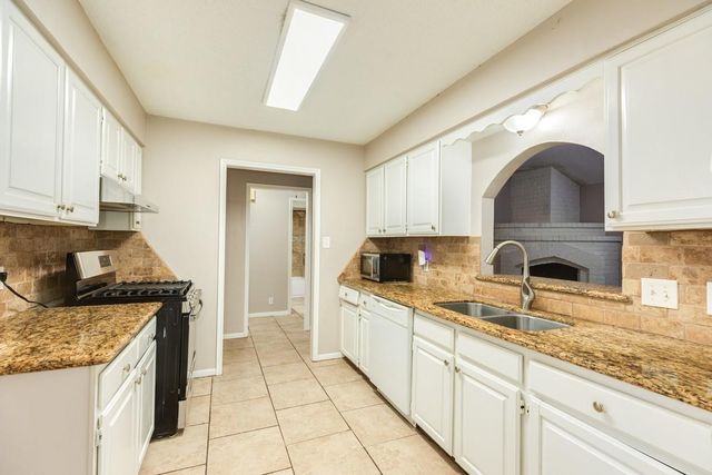129 La Laja Drive, Angleton, TX 77515