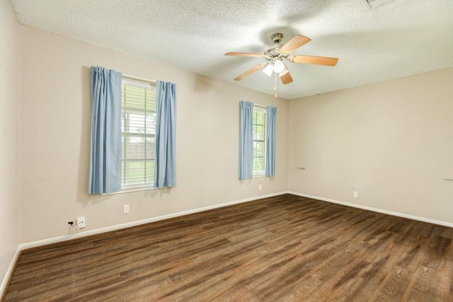 129 La Laja Drive, Angleton, TX 77515
