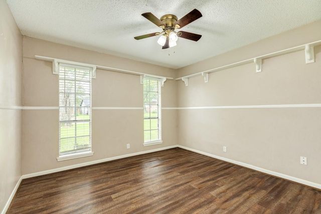 129 La Laja Drive, Angleton, TX 77515