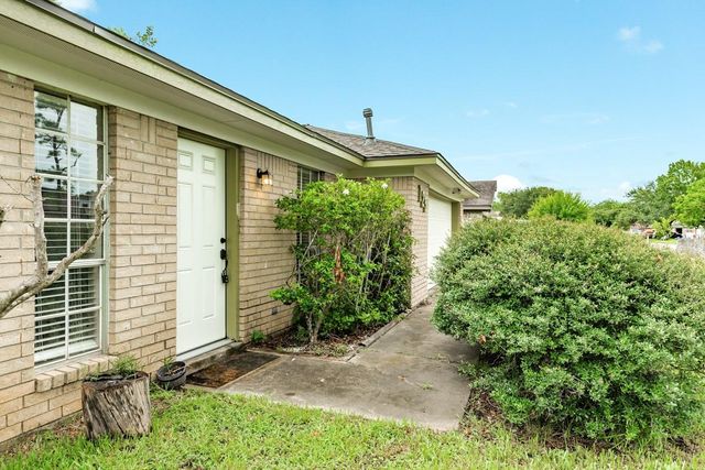 129 La Laja Drive, Angleton, TX 77515