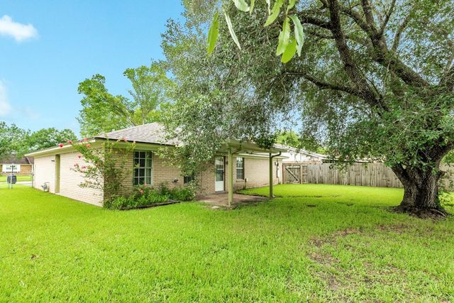 129 La Laja Drive, Angleton, TX 77515