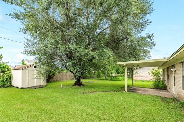 129 La Laja Drive, Angleton, TX 77515