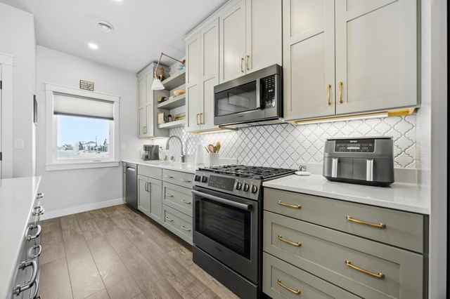 1576 75th Avenue S, Fargo, ND 58104