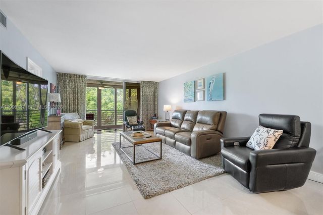 3503 Oaks Way 308, Pompano Beach, FL 33069