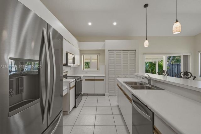 12511 NW 10th St, Sunrise, FL 33323