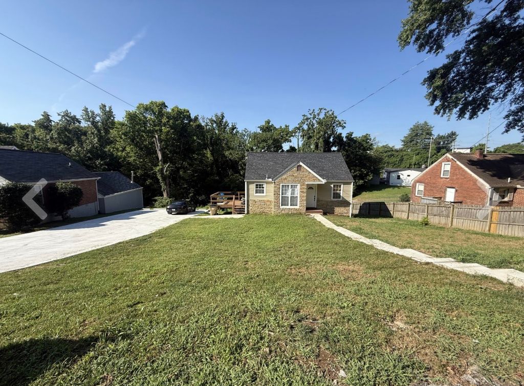 1303 Saturn Dr, Nashville, TN 37217