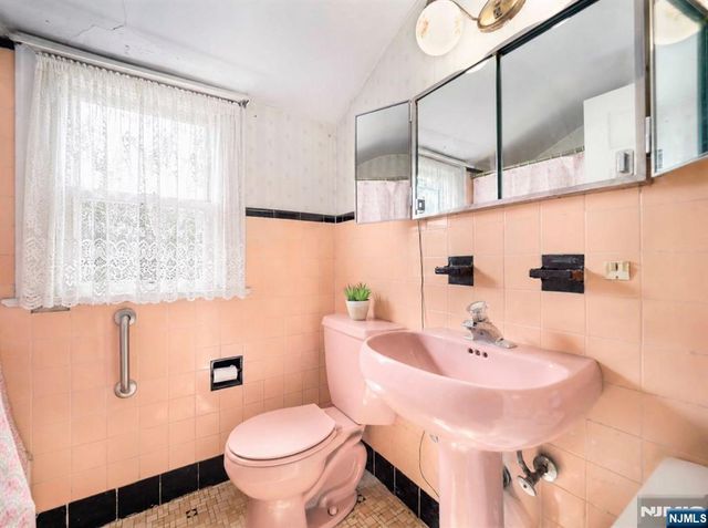 544 Abbott Avenue, Ridgefield, NJ 07657