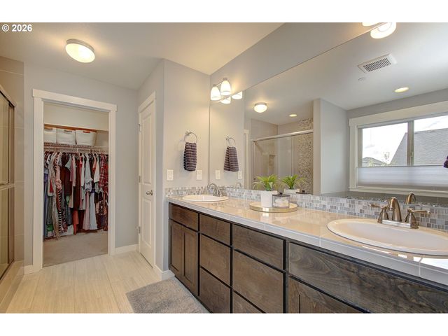 2050 Ne 41ST Ave, Camas, WA 98607
