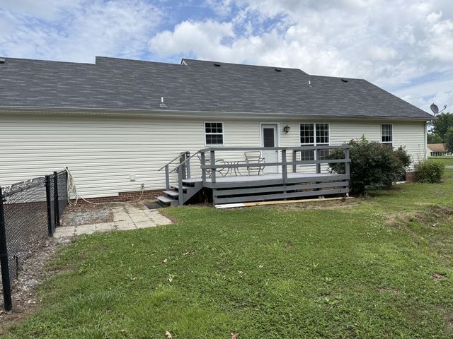 28 Long Meadow Dr, Fayetteville, TN 37334