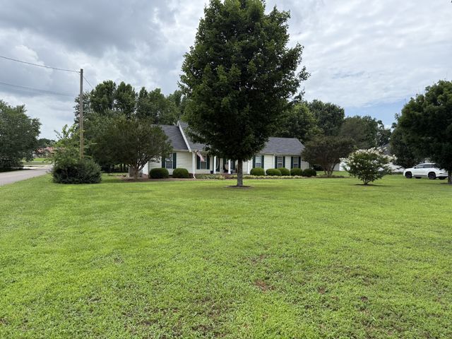 28 Long Meadow Dr, Fayetteville, TN 37334