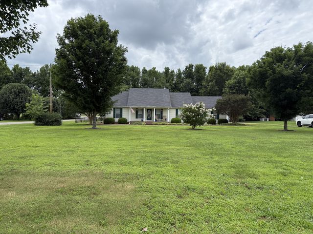28 Long Meadow Dr, Fayetteville, TN 37334