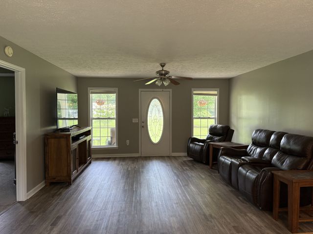 28 Long Meadow Dr, Fayetteville, TN 37334
