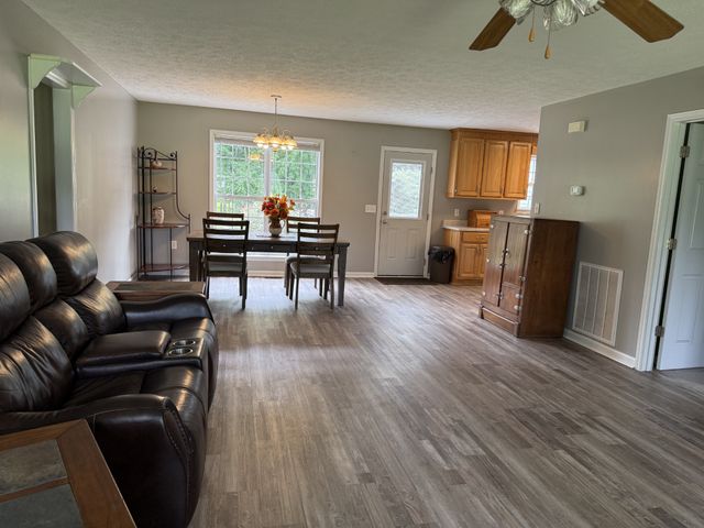 28 Long Meadow Dr, Fayetteville, TN 37334