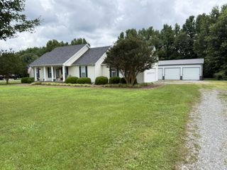 28 Long Meadow Dr, Fayetteville, TN 37334