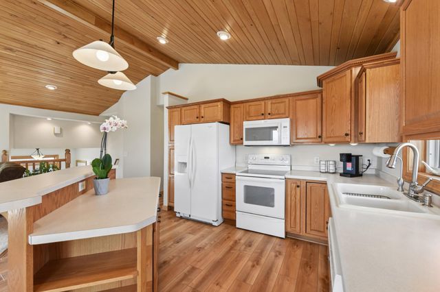 696 Buttercup Court, Hudson, WI 54016