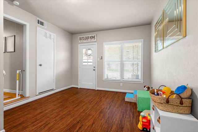 3860 W Spurgeon Street, Fort Worth, TX 76133