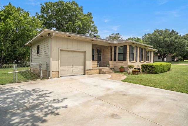 3860 W Spurgeon Street, Fort Worth, TX 76133