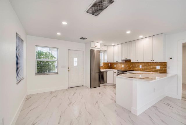 10084 Meridian Way N 4, Palm Beach Gardens, FL 33410