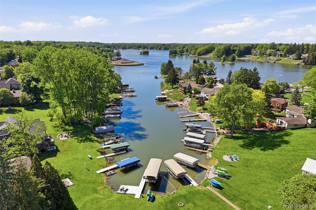 7477 Ore Knob Drive, Tyrone Township, MI 48430