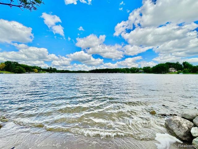 7477 Ore Knob Drive, Tyrone Township, MI 48430