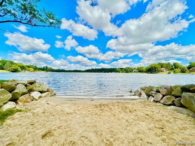 7477 Ore Knob Drive, Tyrone Township, MI 48430
