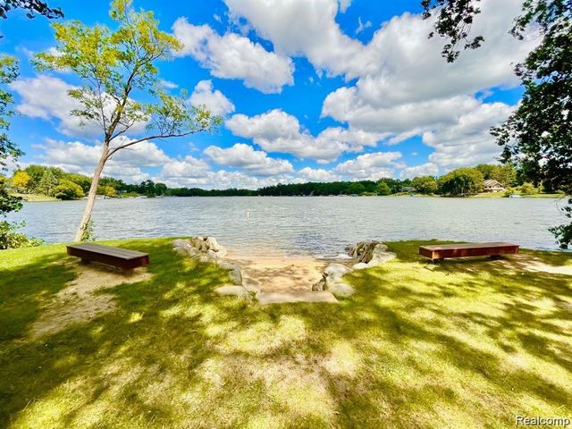 7477 Ore Knob Drive, Tyrone Township, MI 48430