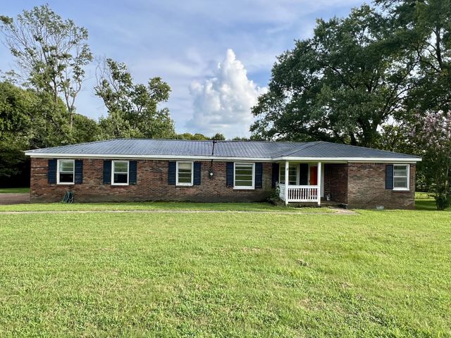 250 Chipman Rd, Bethpage, TN 37022