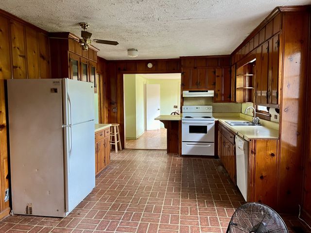 250 Chipman Rd, Bethpage, TN 37022