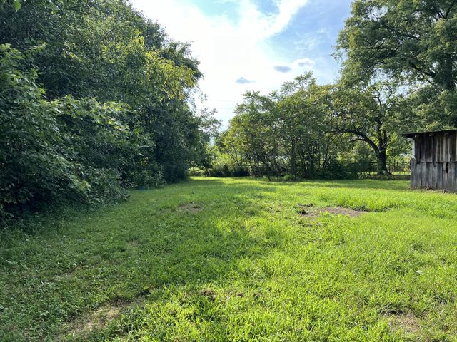 250 Chipman Rd, Bethpage, TN 37022