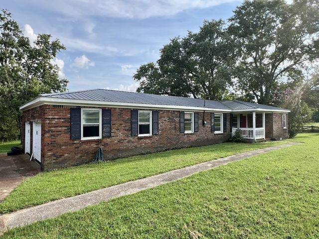 250 Chipman Rd, Bethpage, TN 37022