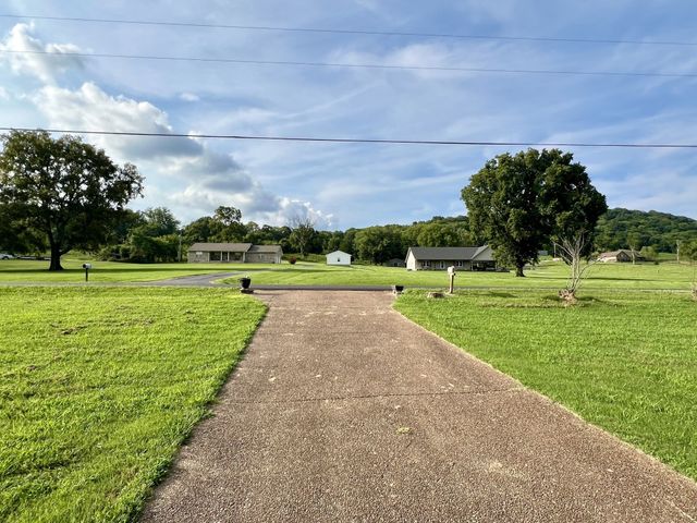 250 Chipman Rd, Bethpage, TN 37022