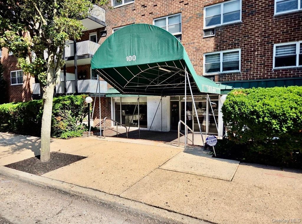 100 Lincoln Avenue 7B, Mineola, NY 11501