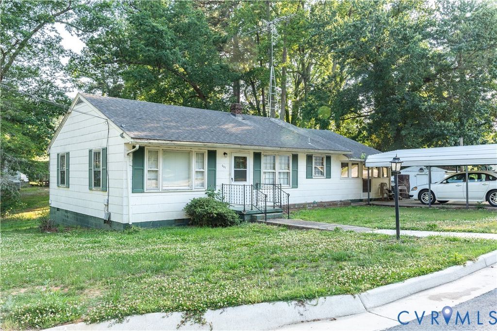 201 W Third St, South Hill, VA 23970