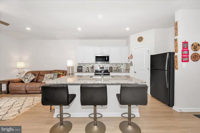 31 BLOOMSBURY ST, Falling Waters, WV 25419