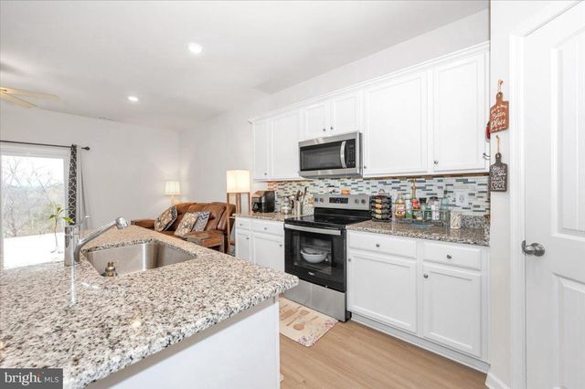 31 BLOOMSBURY ST, Falling Waters, WV 25419