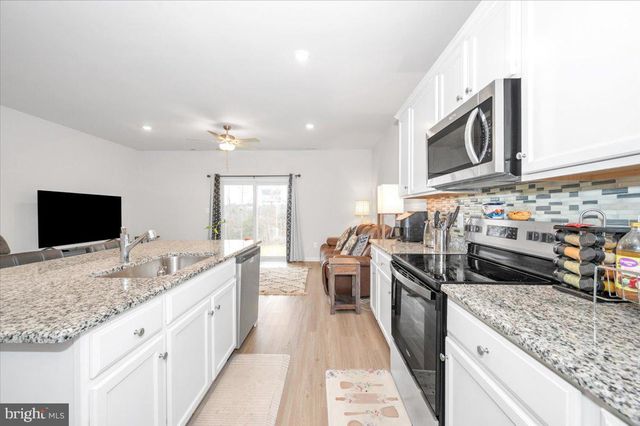 31 BLOOMSBURY ST, Falling Waters, WV 25419