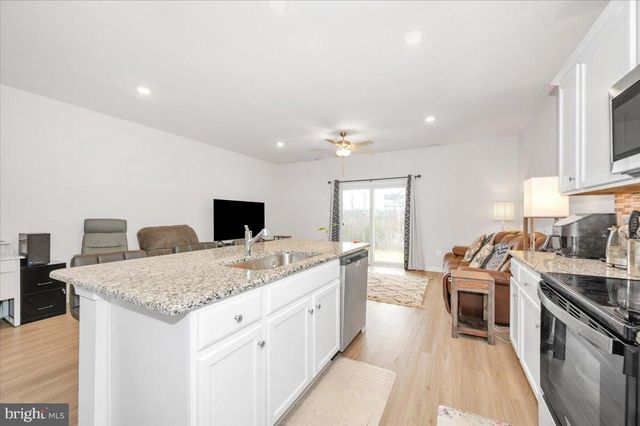 31 BLOOMSBURY ST, Falling Waters, WV 25419