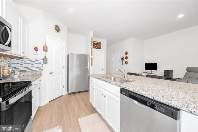 31 BLOOMSBURY ST, Falling Waters, WV 25419