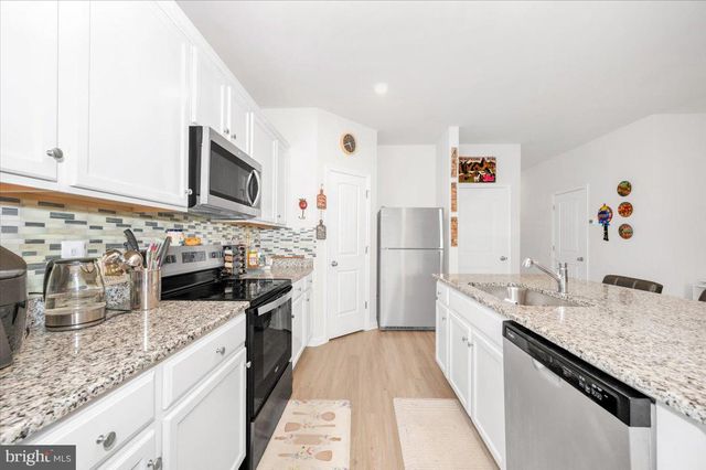 31 BLOOMSBURY ST, Falling Waters, WV 25419