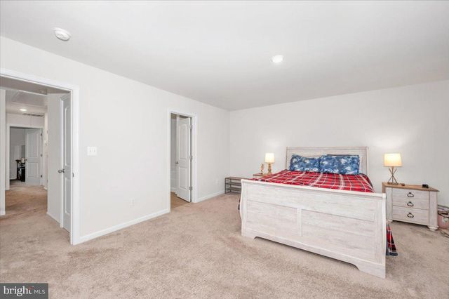 31 BLOOMSBURY ST, Falling Waters, WV 25419