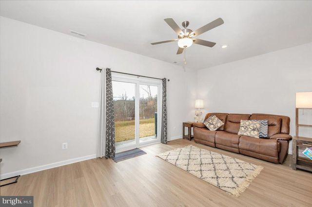 31 BLOOMSBURY ST, Falling Waters, WV 25419