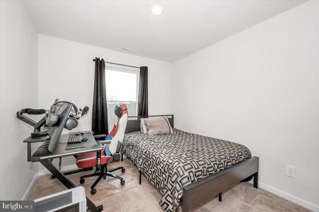 31 BLOOMSBURY ST, Falling Waters, WV 25419