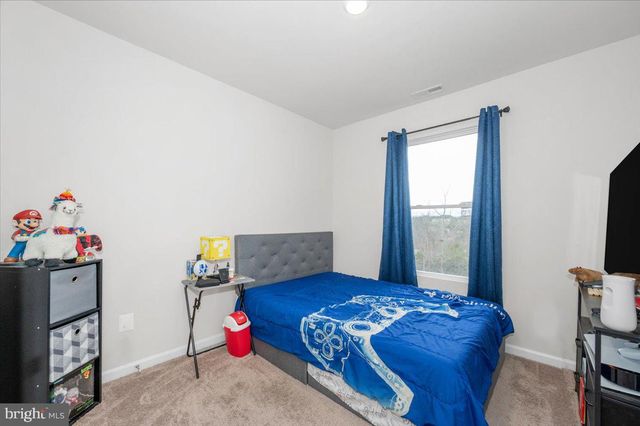 31 BLOOMSBURY ST, Falling Waters, WV 25419