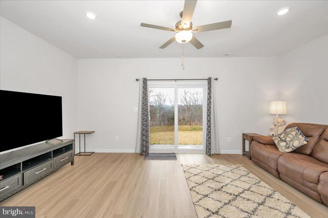 31 BLOOMSBURY ST, Falling Waters, WV 25419